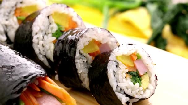 Video Dolly Shot Rollos Sushi Verduras Frescas — Vídeos de Stock