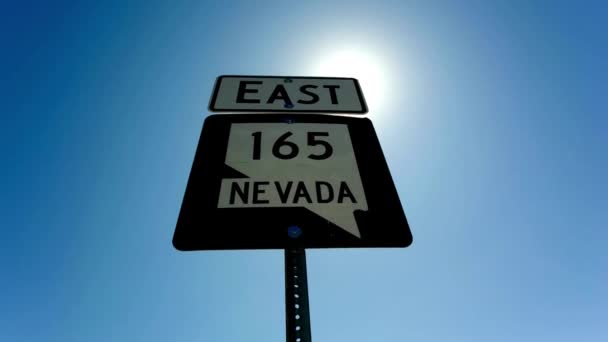 Video Nevada 165 Drogowy Znak Przeciw Błękitne Niebo Słońce — Wideo stockowe