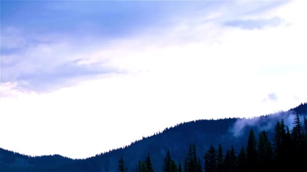 4Kタイムラプスビデオ フォレストマウンテン上の高速移動サンセット雲 — ストック動画