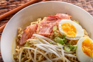 4K Görüntü: Pastırmalı Lezzetli Ramen, Kaynamış Yumurta ve Parçalanmış Yosun