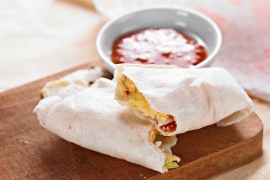  4K Görüntü: Taze domatesli lezzetli kahvaltı burrito ve kremalı avokado