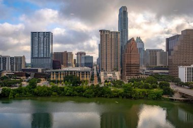 4K Görüntü: Austin, Texas ABD Colorado Nehri boyunca Modern Binalarla Skyline