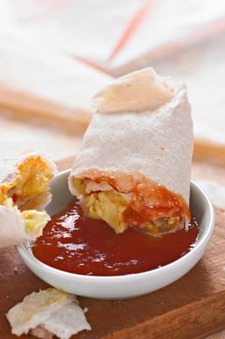 4K Görüntü: Taze domatesli lezzetli kahvaltı burrito ve kremalı avokado