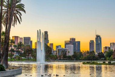  4K Görüntü: Los Angeles Gece Skyline Şehir Işıklarıyla Aydınlandı - Şehir Metropolis Gecesi