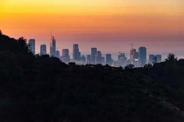  4K Görüntü: Los Angeles Skyline at Dawn Hollywood Dağı 'ndan izlendi