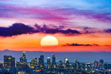 4K Görüntü: Los Angeles Alacakaranlık sırasında Günbatımı Görünümü - Şehir Günbatımı Görünümü