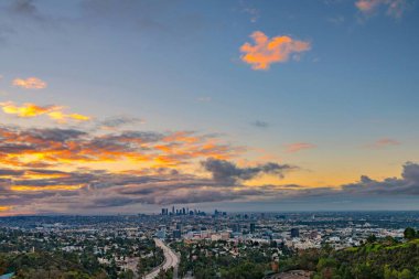  4K Görüntü: Los Angeles Skyline at Dawn Hollywood Dağı 'ndan izlendi