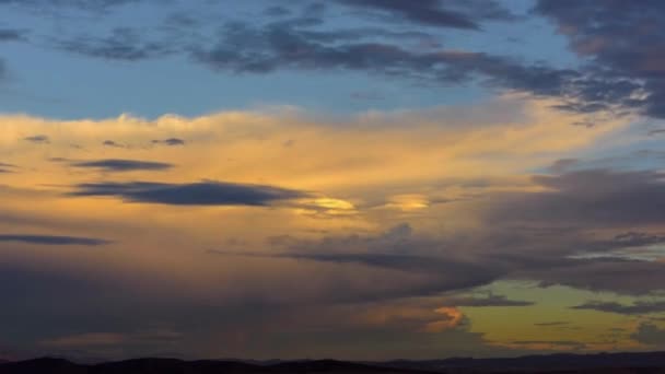 Video Krásná Pouštní Oblačná Obloha Při Západu Slunce Klidné Večerní — Stock video
