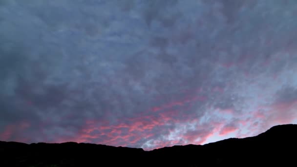 Video Dusk Sky Dağda Değişen Renkler Alacakaranlık Büyüsü — Stok video