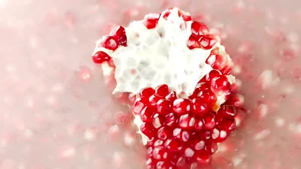 Dolly Shot Zbliżenie Świeżych Owoców Granatu Elegancja Kulinarna — Wideo stockowe