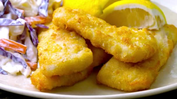 4Kクローズアップビデオ ソースと魚とチップの上にレモンを絞る 料理の喜び — ストック動画