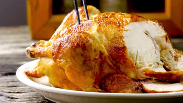 Close Βίντεο Σερβίρισμα Ψητό Κοτόπουλο Στο Πιάτο Μαγειρική Απόλαυση — Αρχείο Βίντεο