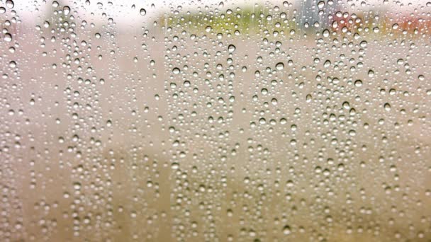 4K影片 窗户镜雨滴的近距离拍摄 持续雨景 — 图库视频影像