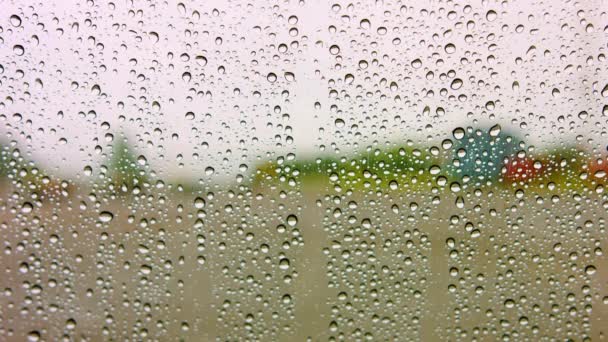 4K影片 窗户镜雨滴的近距离拍摄 持续雨景 — 图库视频影像