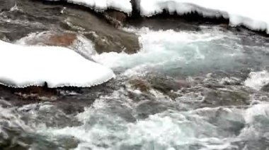 4K Video: Kar ve Buz Altında Kış Akışı - Buz Sükuneti