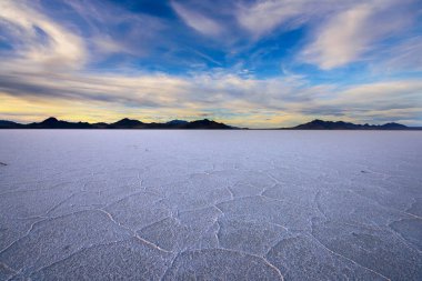 Alacakaranlıktaki Bonneville Tuz Düzlüklerinin 4K Ultra HD Görüntüsü