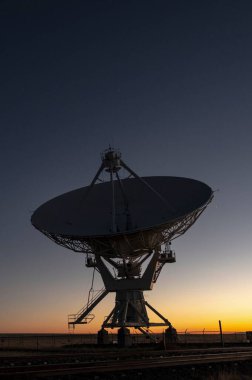Günbatımına Karşı Tek Uydu Çanak Anteninin 4K Ultra HD Görüntüsü