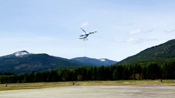 4KウルトラHdビデオ ヘリコプター精度 空気専門知識を持ち上げる貨物を持ち上げる — ストック動画
