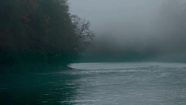Ultra Video Nebeliger Fluss Fließt Abendstimmung Mit Wald Und Bergen — Stockvideo