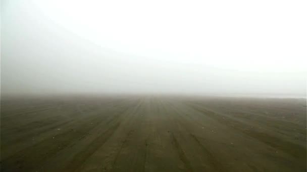 Видео Формате Ultra Туманный День Вождение Автомобиля Песчаном Пляже — стоковое видео