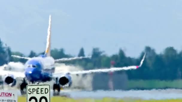 Ultra Video Passenger Airplane Taxiing Runway Ground Movement Stunning Detail — Stock Video