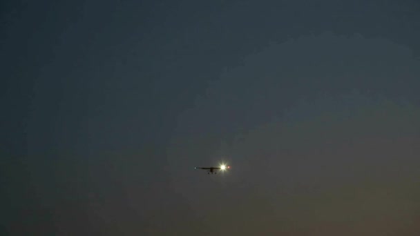 Ultra Video Klein Prive Vliegtuig Gracefully Landing Schemering Twilight Aviation — Stockvideo