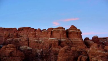 Arches Ulusal Parkı 'ndaki Ateşli Fırın Güzel Manzarası - 4K Ultra HD Doğa Videosu