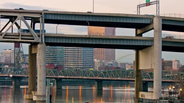 Цілодобовий Рух Над Прекрасним Мостом Портленді Штат Орегон Ultra Video — стокове відео
