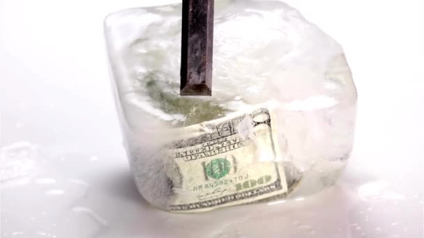 Breaking Ice Frozen Money Konzept Ultra Video Von Nahaufnahme 100 — Stockvideo