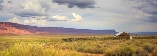 Antiguo Granero Utah Contra Los Acantilados Del Bermellón Monumento Nacional Fotos de stock