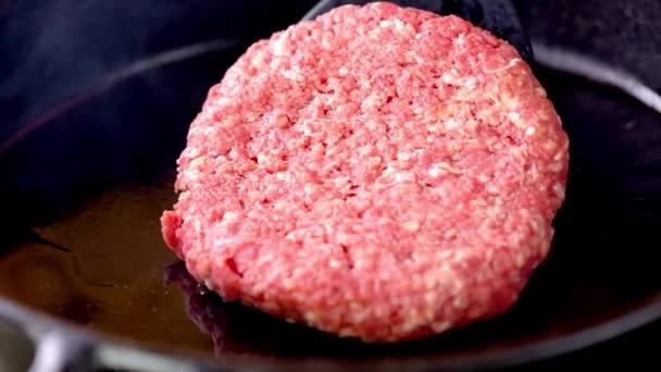 Sizzling Ultra Video Крупный План Приготовления Гамбургеров Стейк Чугунной Сковороде — стоковое видео