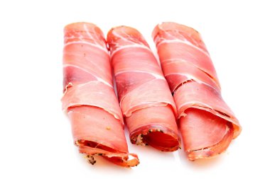 Lezzetin Tadı: Beyaz Arkaplanda Prosciutto 'nun nefes kesici 4K Ultra HD Görüntüsü