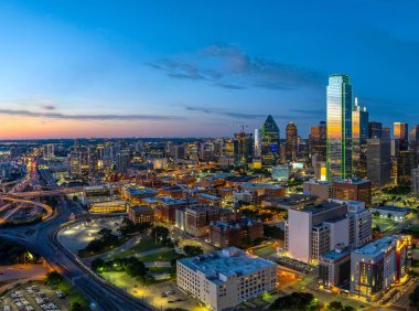 Akşam Parlaması: Büyüleyici 4K Ultra HD Dallas, Texas Skyline Alacakaranlıkta