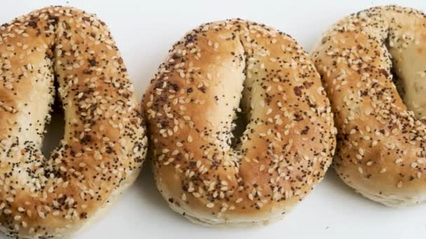 Wholesome Delight Sesame Seeds Wheat Bagel White Background Dalam Video — Stok Video