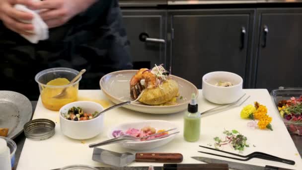 Culinair Meesterschap Chef Kok Bereidt Gastronomisch Eten Een Commerciële Keuken — Stockvideo