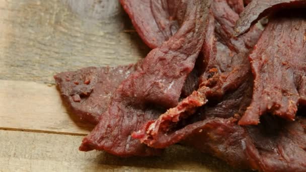 Αλμυρή Στοίβα Άλμα Από Πεπιεσμένο Βόειο Κρέας Jerky Από Πάνω — Αρχείο Βίντεο