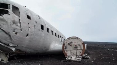 Çöl Çöl: 4K Video 'da Güney İzlanda Çölü' nde Uçak Kazasının Enkazı