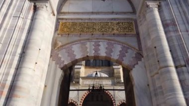 Tarihten Geçiş: Türkiye 'nin Edirne kentindeki Selimiye Camii' ne Giriş, Tam 4K Video 'da 16. yüzyıldan kalma İslami Mimarlık