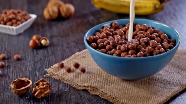 Dopřejte Požitek Pomalý Pohyb Videa Sladké Kakaové Čokolády Cereálie Puffs — Stock video