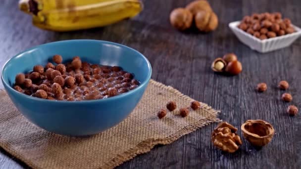 불가사의한 달콤한 코코아 초콜릿 시리얼 퍼프의 비디오 — 비디오