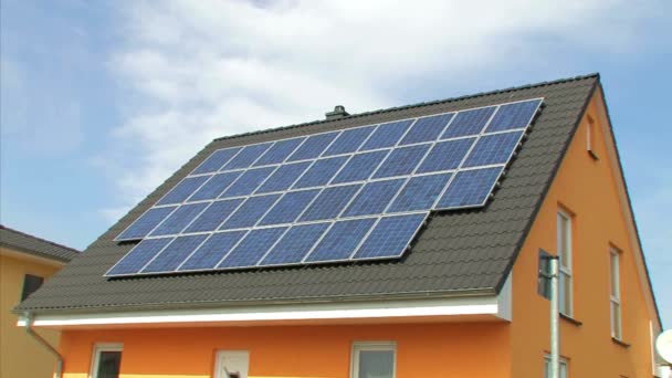 Vida Sostenible Cámara Pan Casa Con Paneles Solares — Vídeos de Stock
