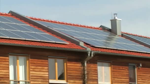 Viver Sustentável Camera Pan House Com Painéis Solares — Vídeo de Stock