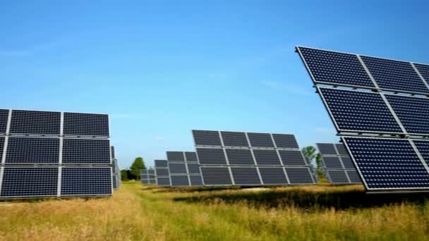 草场太阳能电池板美景 4K视频 — 图库视频影像