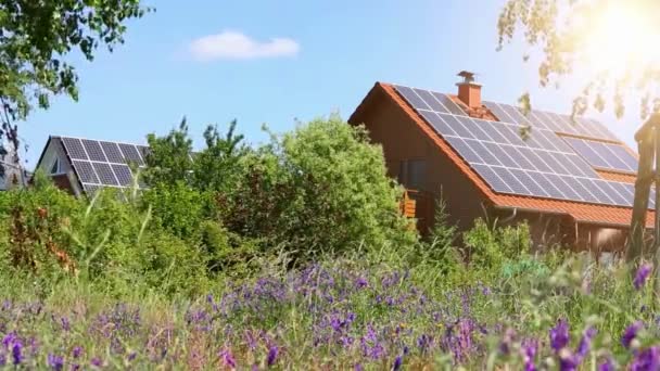 Viver Sustentável Camera Pan House Com Painéis Solares — Vídeo de Stock