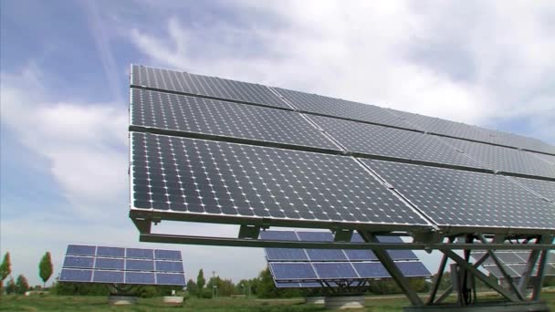 草场太阳能电池板美景 4K视频 — 图库视频影像