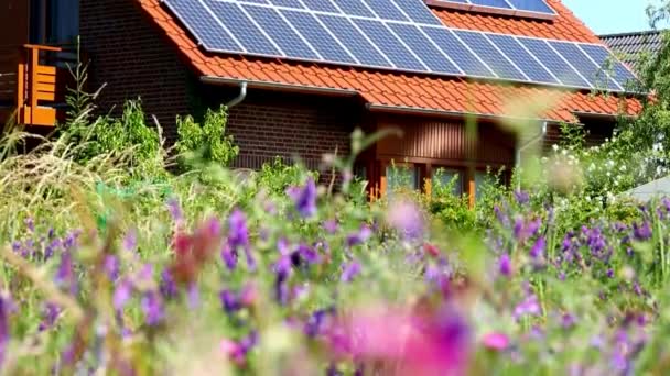 Zrównoważone Życie Camera Pan House Panelami Słonecznymi — Wideo stockowe