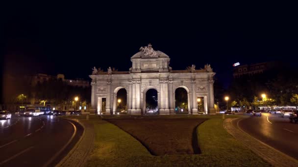 Madrid Nocturne Time Lapse Van Puerta Alcala Poort Verlicht Door — Stockvideo