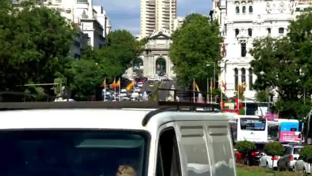 Vibrante Madrid Time Lapse Puerta Alcala Com Bustling Traffic — Vídeo de Stock