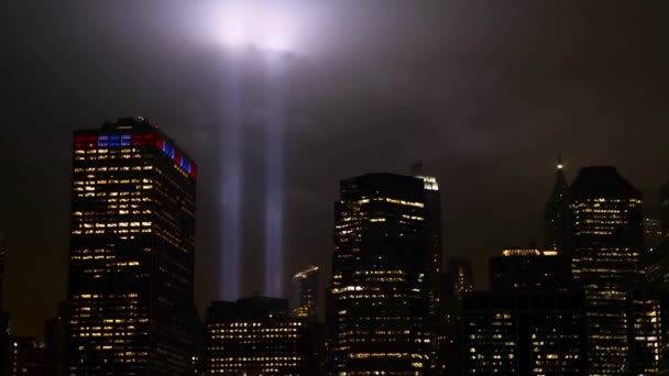 曼哈顿纪念馆 夜间9 11座光塔全景4K视图 — 图库视频影像