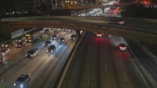 ナイトタイムチルトフィルム ロサンゼルスのダウンタウンでの交通の流れ — ストック動画